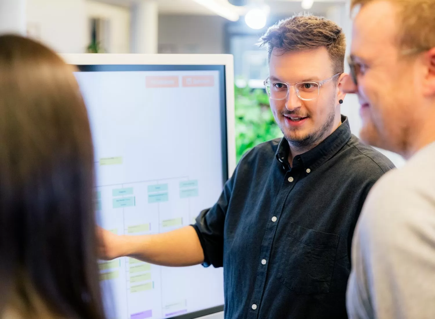 WordPress-Website-Wartung von Experten Mitarbeitergruppe bespricht WordPress-Wartungsstrategie an digitalem Whiteboard.