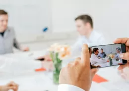 Personen, die ein Video für ein Social-Media-Posting drehen