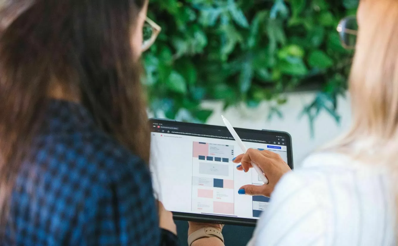 content-webdesign-besprechung Zwei Mitarbeiter besprechen ein Wireframe