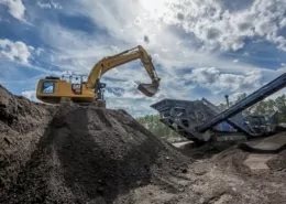 Lukas Gläser Bagger im Schotterwerk