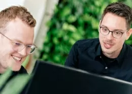 Kollegen bei der Arbeit am Bidschirm