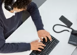 Mitarbeiter sitzt am Pc und schreibt