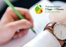 Hand mit grünem Stift und Armbanduhr am Schreiben