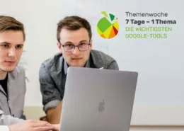 Drei Mitarbeiter am PC und betrachten den Mointor