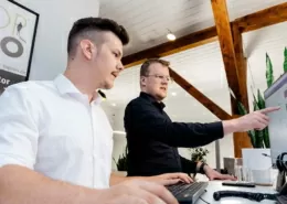 Mitarbeiter zu zweit am Bildschirm