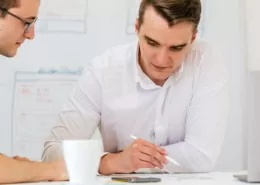 Mitarbeiter über Smartphone