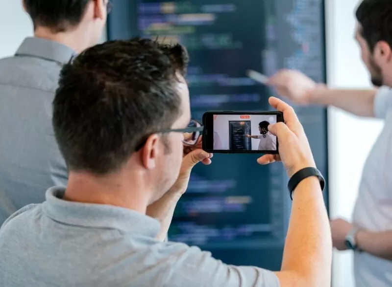 Digitalisierte Besprechung Besprechung von Code an einem Whiteboard