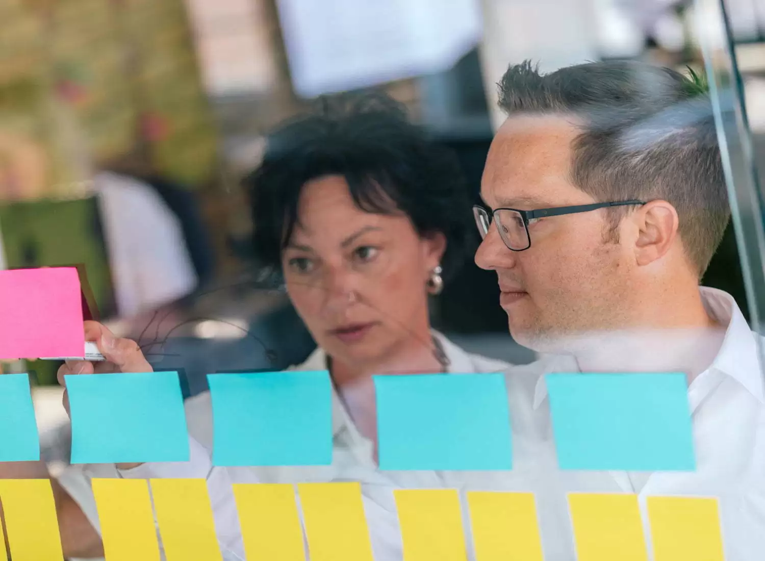 Konzeption Konzeption einer Webseite an einer Wand mit Notizen