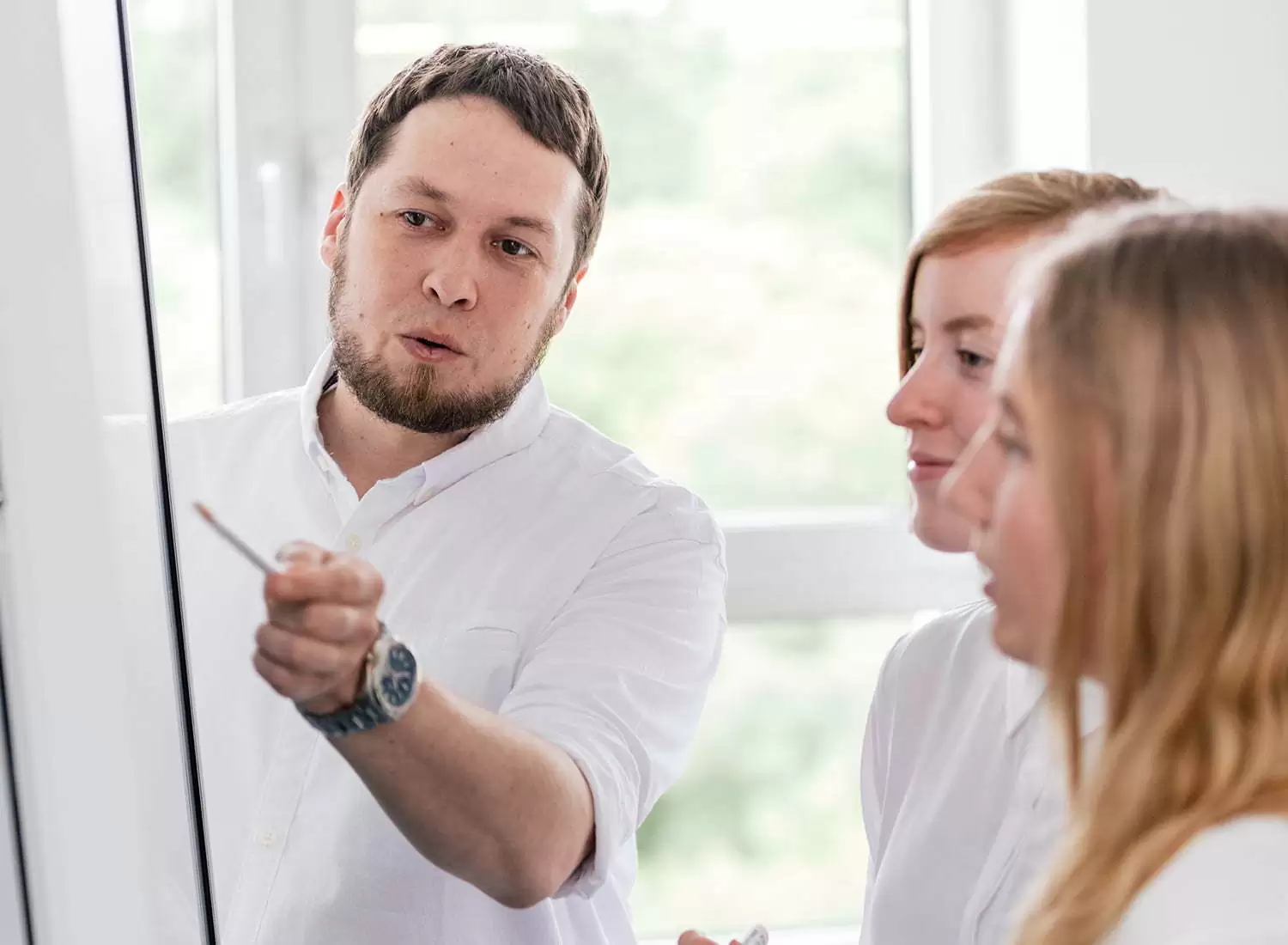 E-Commerce-Beratung Kunde wird von E-Commerce-Agentur zu Online-Shop beraten