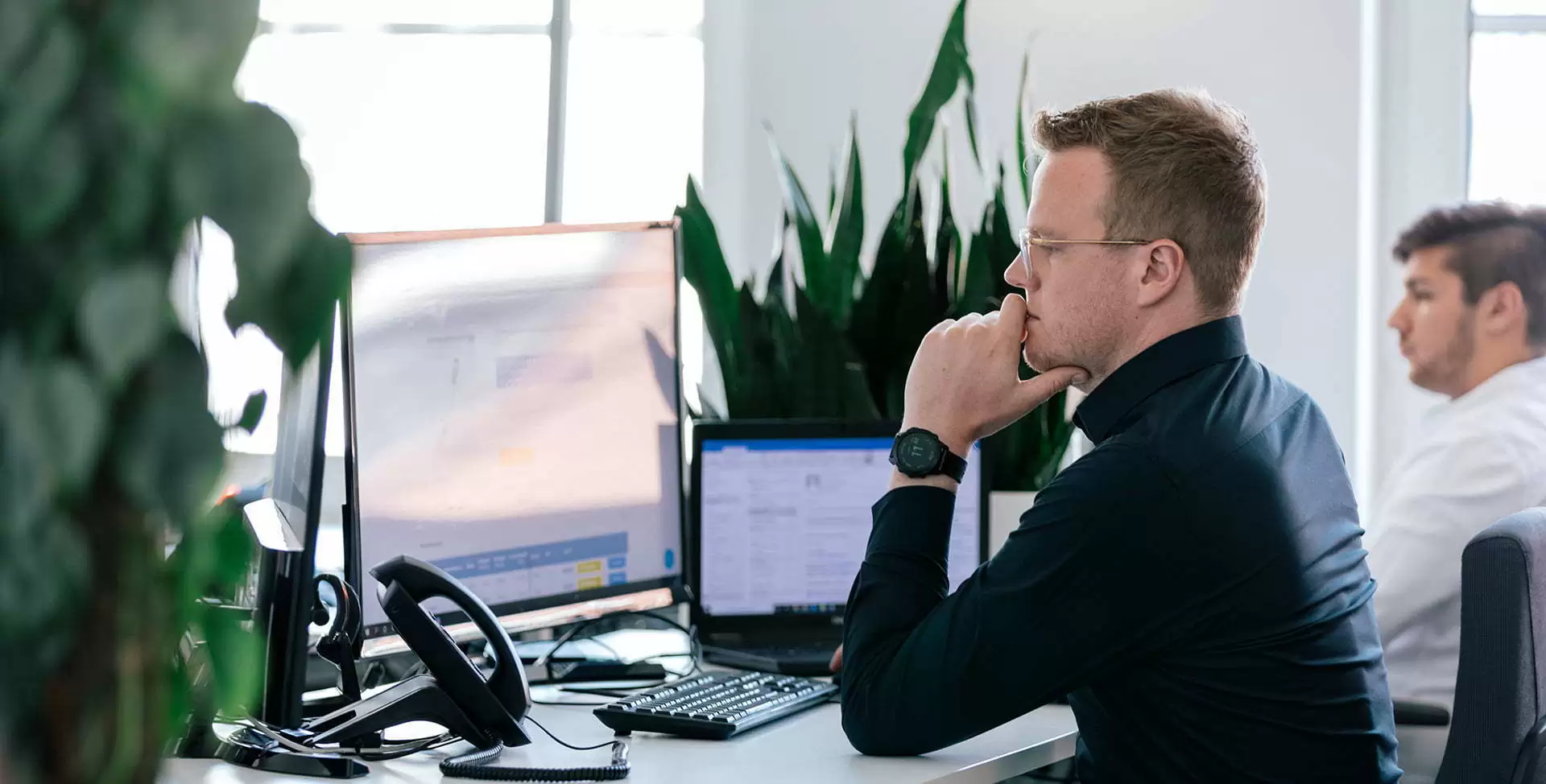 Programmierung Arbeitsplatz Webentwickler schaut sich Quellcode am Computer an