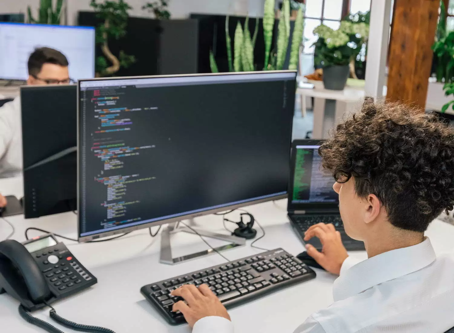 Programmierung Webentwickler Arbeitsplatz Webentwickler sitzt am Computer und schaut sich Quellcode