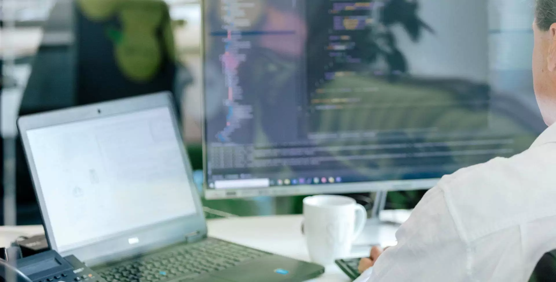 Programmierung Entwickler Quellcode Entwickler sitzt am Computer und bearbeitet Quellcode