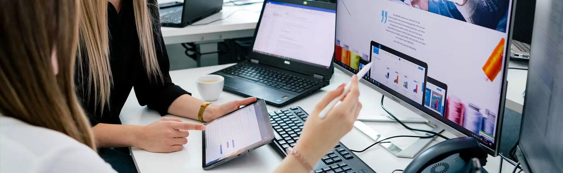 UX / UI-Design Ausarbeitung UX / UI-Designer arbeiten an einem Webdesign