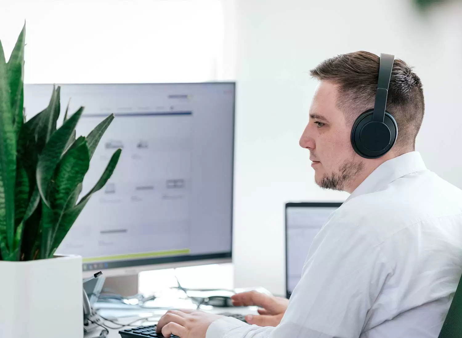 TYPO3 Arbeitsplatz Ein Mitarbeiter arbeitet an seinem Arbeitsplatz in der TYPO3-Agentur