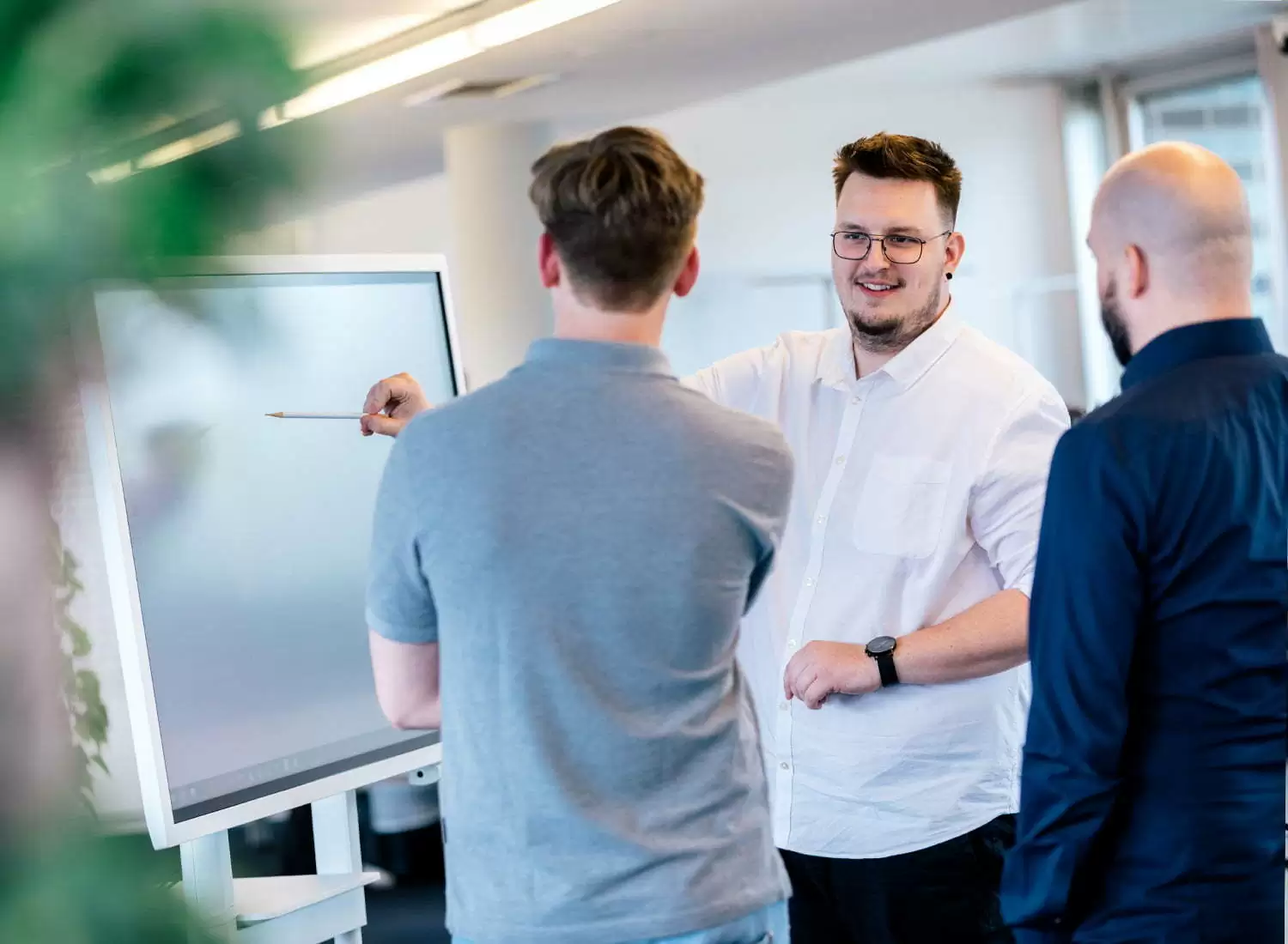 Leistungen als Adobe Commerce-Agentur Ein Mitarbeiter plant das Vorgehen bei der Konzeption & Entwicklung eines Adobe Commerce-Shops