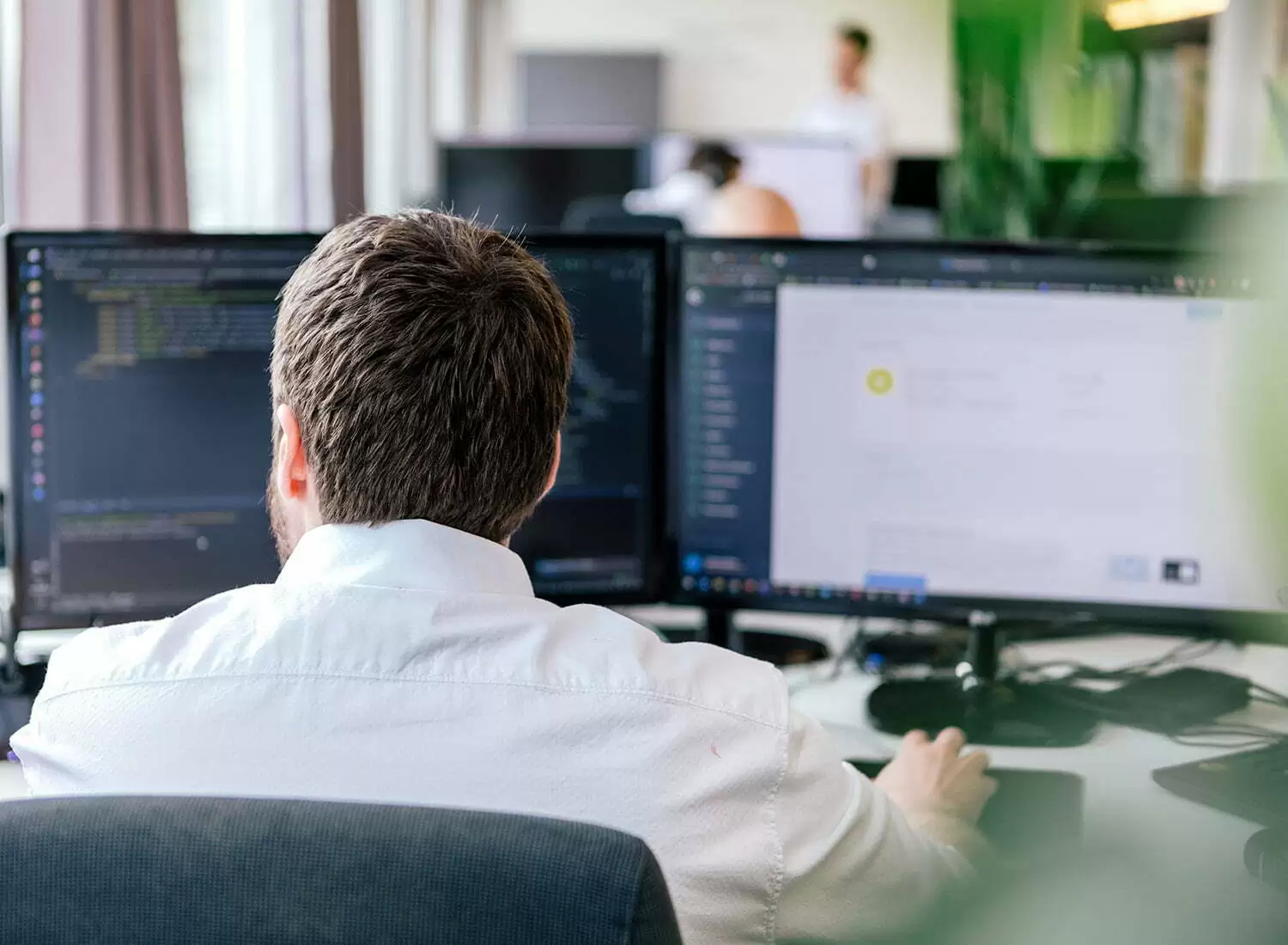 Arbeitsplatz in der Shopware-Agentur Ein Mitarbeiter sitzt an seinem Arbeitsplatz in der Shopware-Agentur