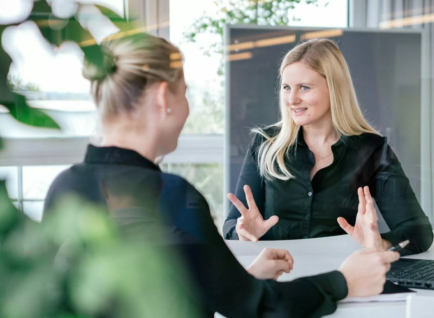 Gespräch zwischen Mitarbeitern Shopware Beratung