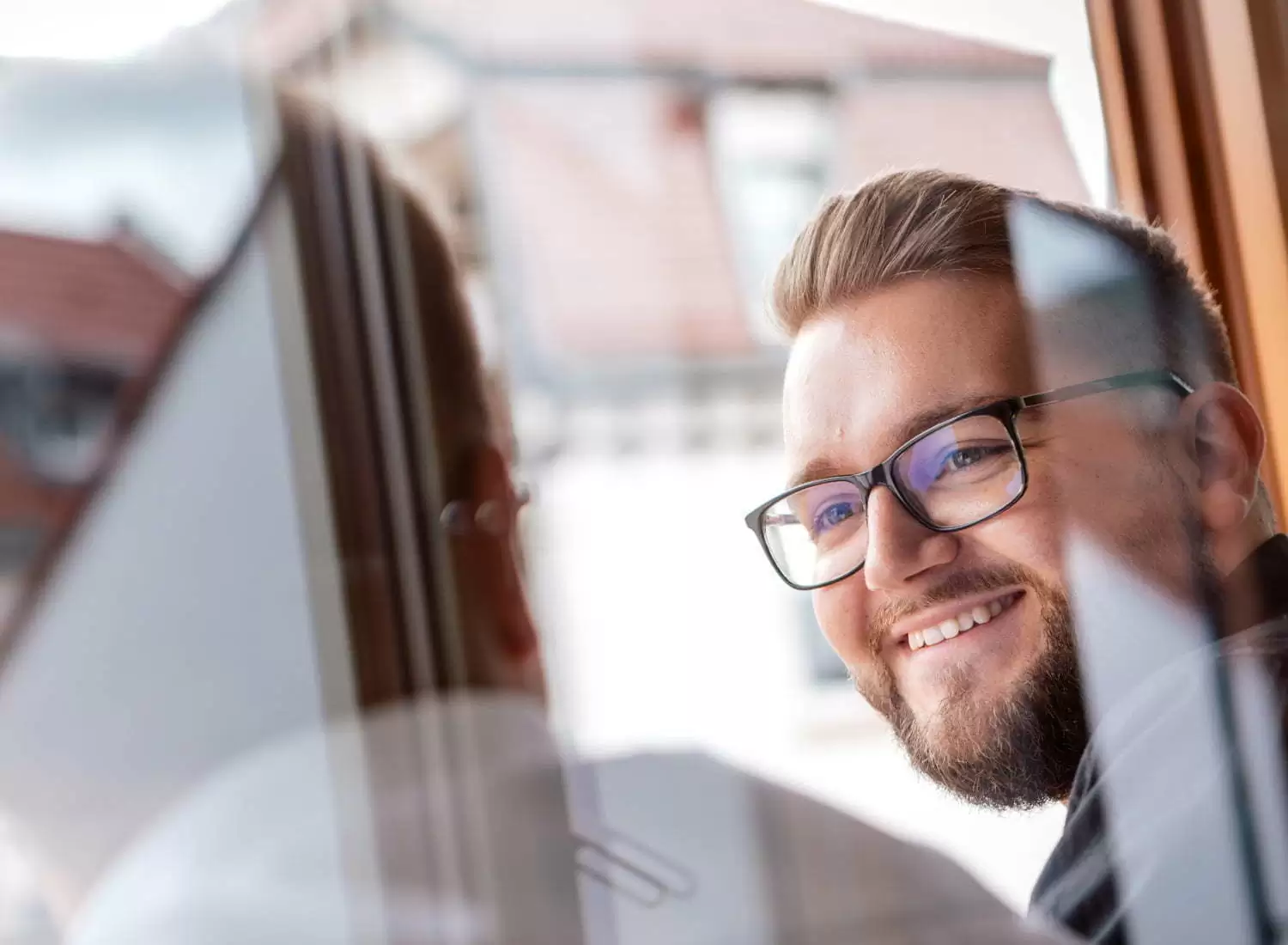 WordPress Mitarbeiter Heidelberg Bild eines lachenden Mitarbeiters im Buero Heidelberg