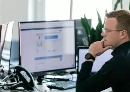 Laptop, Handy und Pakete von Bestellungen