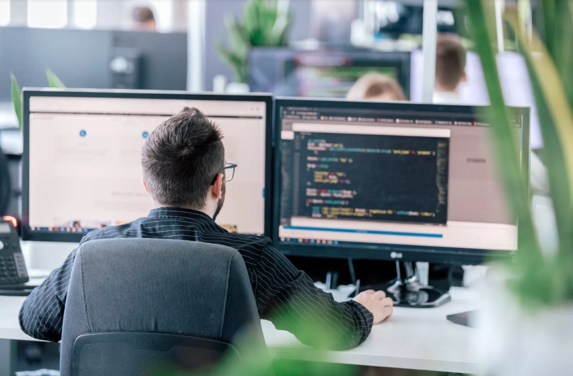 Shopware 6 Programmierung Entwickller programmiert in einer angenehmen Büroatmosphäre.