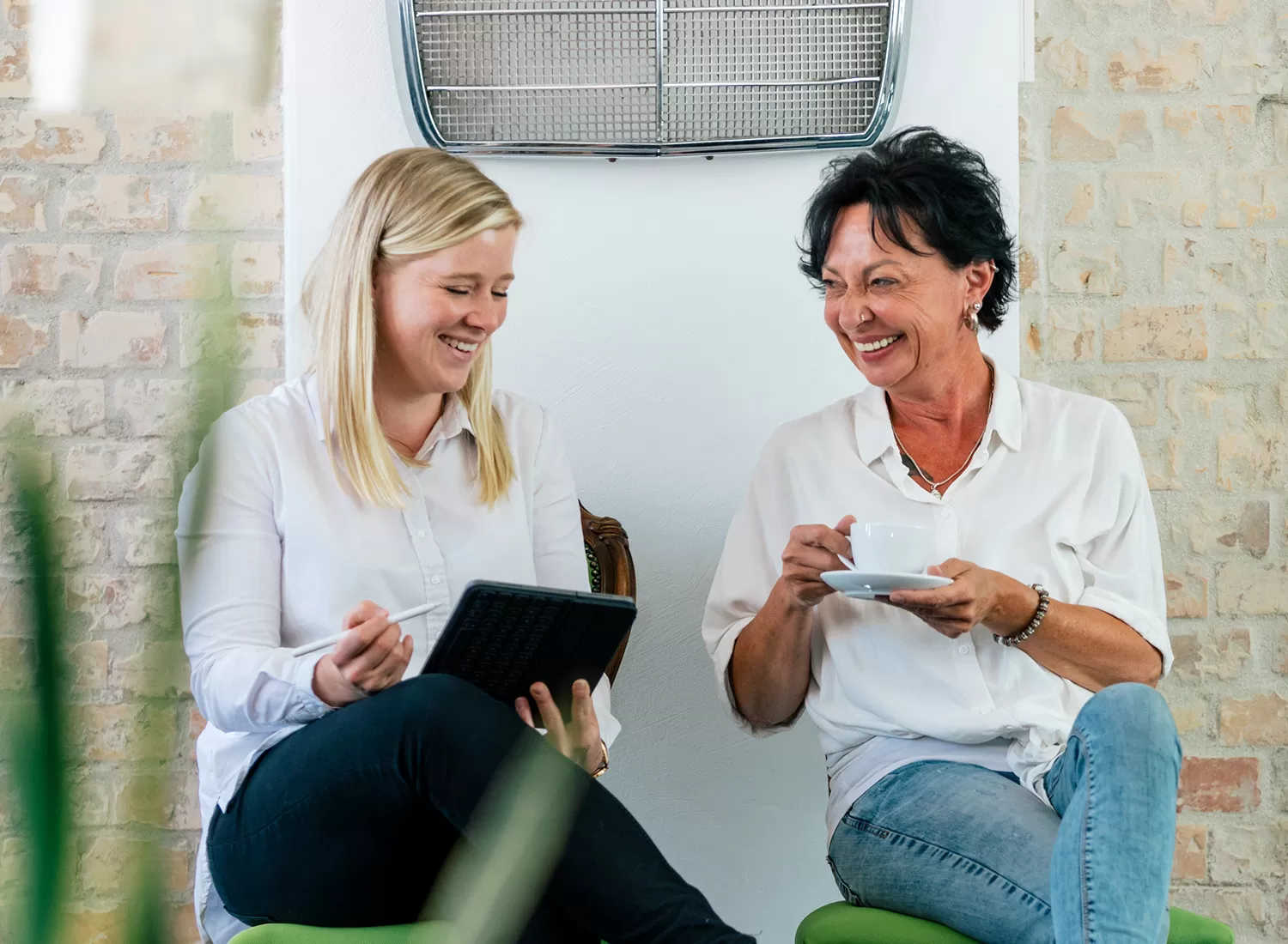 Display Advertising Besprechung Ein Bild zwei Mitarbeiterinnen die sich im Buero besprechen