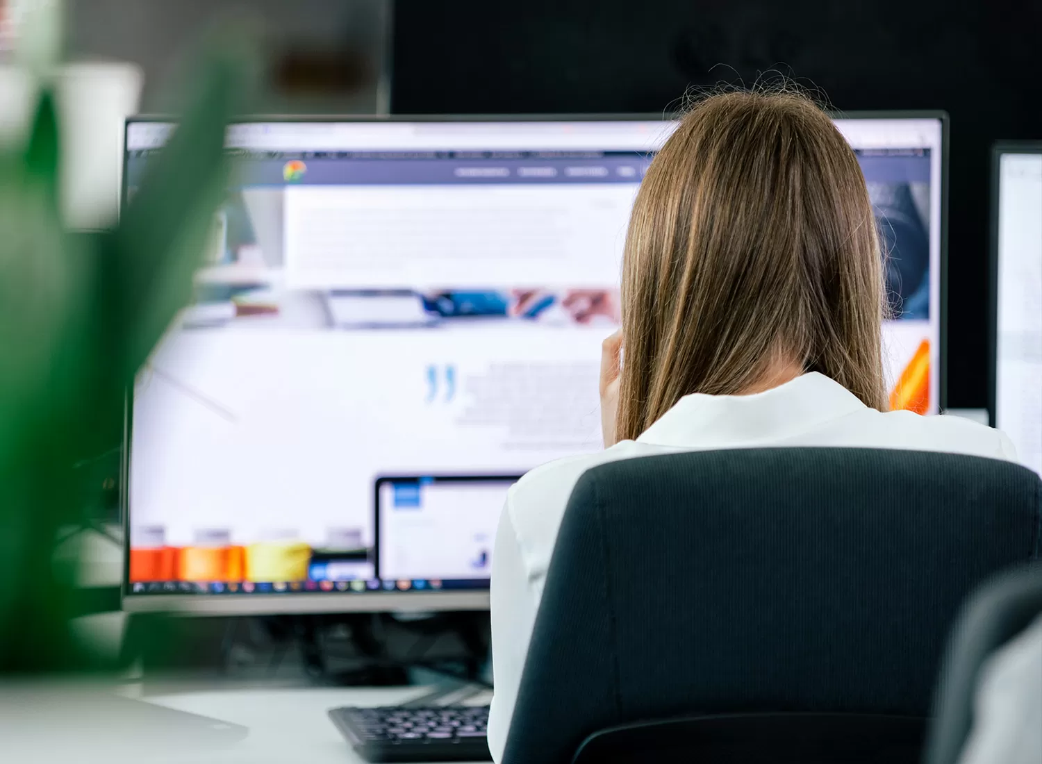 Display Advertising Mitarbeiterin Bild einer Mitarbeiterin an ihrem Arbeitsplatz