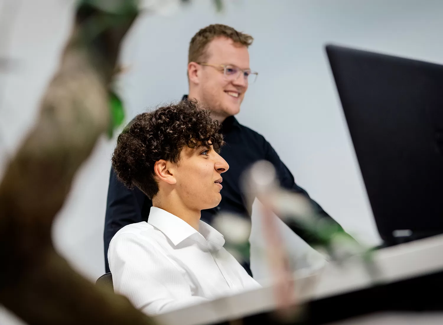 Display Advertising Besprechung Ein Bild von zwei Mitarbeitern, die sich besprechen