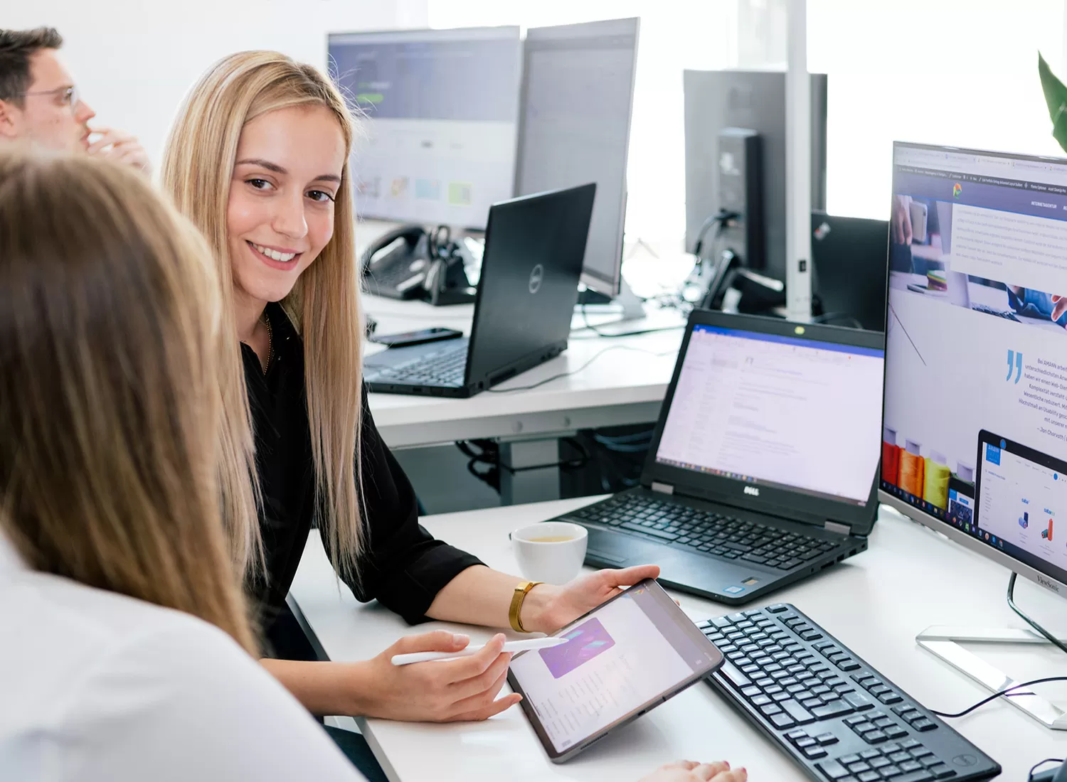 Display Advertising Besprechung Ein Bild von Mitarbeiterinnen, die sich besprechen