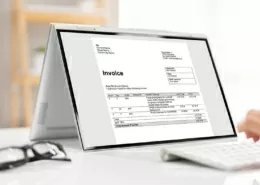 Person arbeitet mit dem Laptop