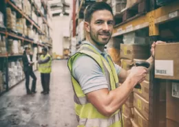 Ein Mann scannt ein Packet