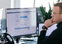 Person sitzt am Arbeitsplatz