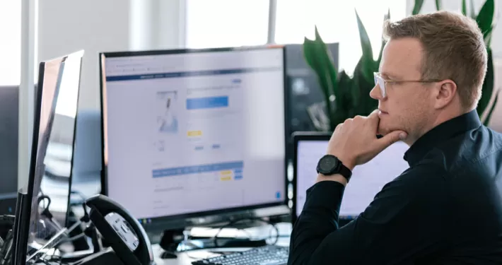 Person sitzt am Arbeitsplatz