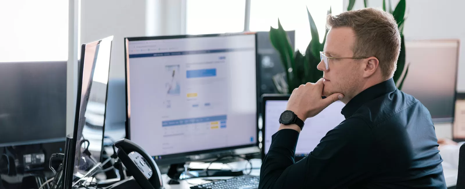 Person sitzt am Arbeitsplatz