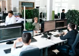 Kollegen, die im Büro zusammenarbeiten