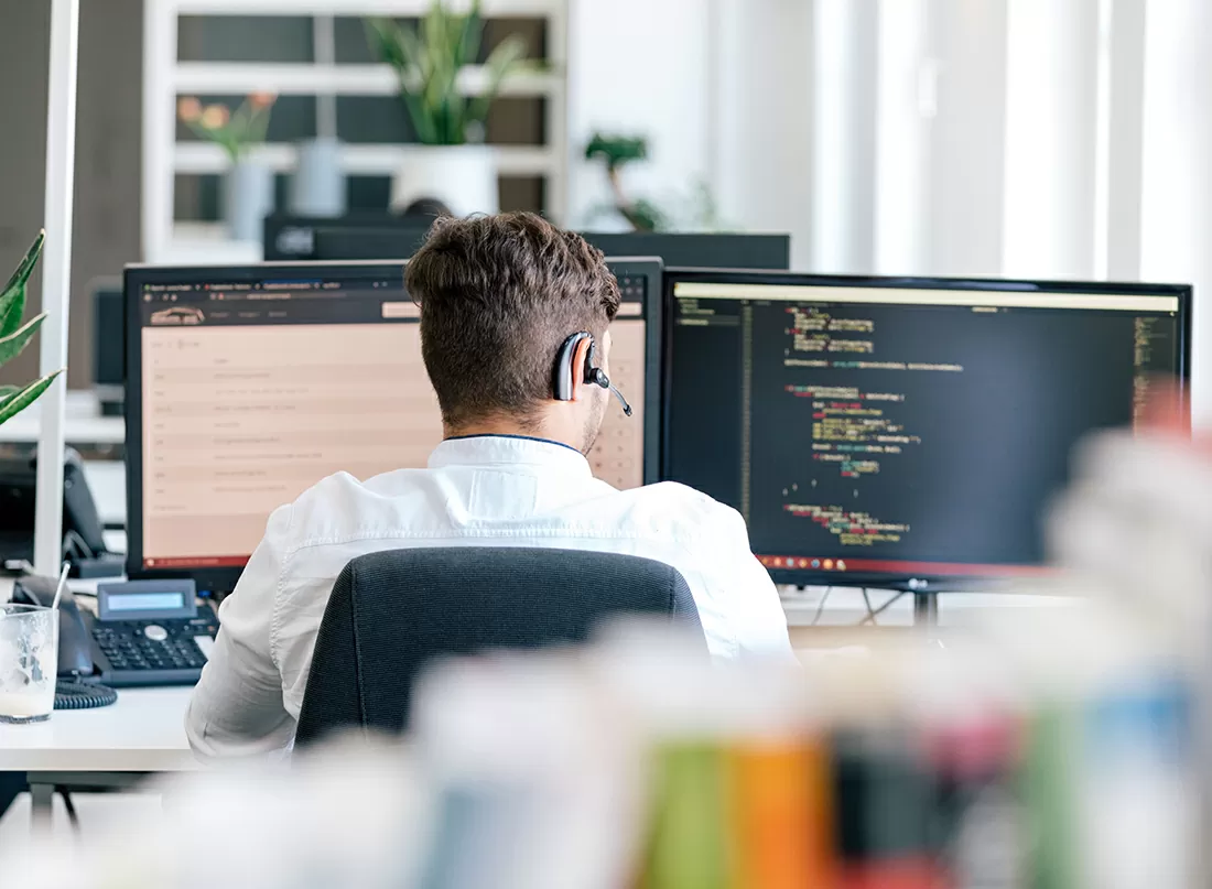 Arbeitsplatz der Entwickler Entwickler programmiert in einer angenehmen Büroatmosphäre.