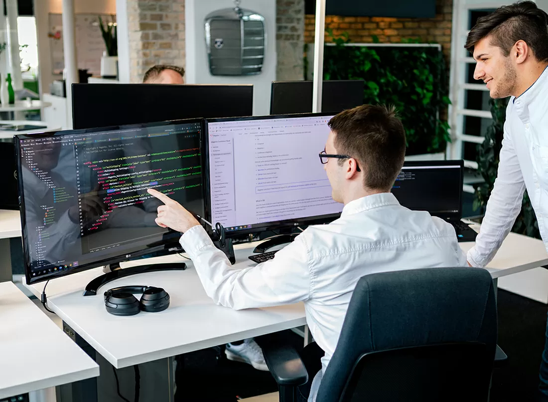 Ausbildender Fachinformatiker Bild einem Mitarbeiter an ihrem Arbeitsplatz