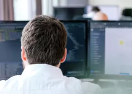 Shopware-Entwickler vor Computer