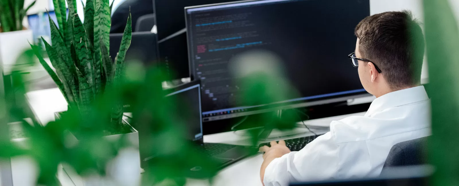 E-Mail-Templates gestalterisch anpassen Shopware Entwickler vor Computer