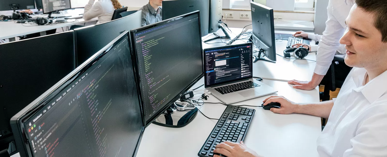 Footer-Navigation in Shopware erstellen und erweitern Kollegen, die im Büro zusammenarbeiten