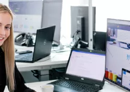 Mitarbeiter entwerfen ein Konzept für eine Landingpage-Erstellung