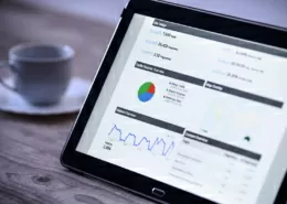 Tablette steht auf dem Tisch