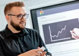 Mitarbeiter vor dem Whiteboard