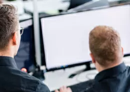 pim-Experten vor Computer