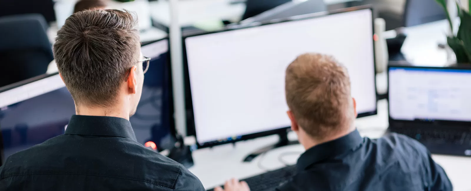 2021-04-15_Unternehmen-hinter-Magento pim-Experten vor Computer