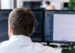 Teamleiter Shopware am PC