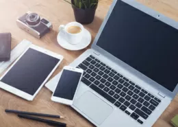 Laptop steht auf dem Arbeitstisch