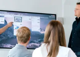 Besprechung zu Online-Marketing mit einem Whiteboard