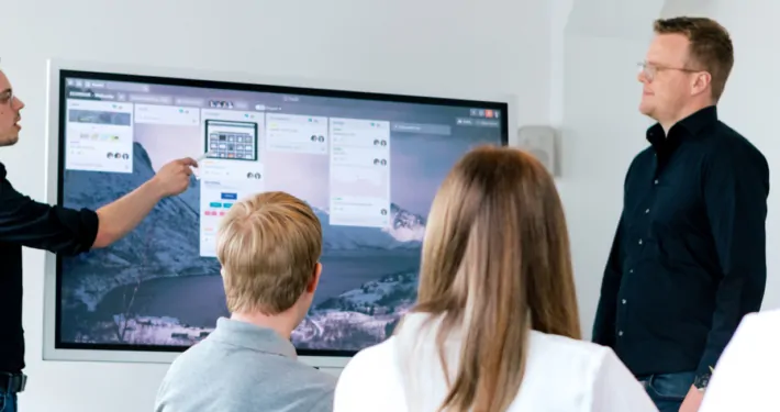 Besprechung zu Online-Marketing mit einem Whiteboard