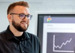 Mitarbeiter stellt Ergebnisse vor