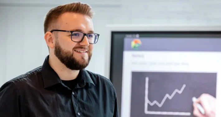 Mitarbeiter stellt Ergebnisse vor